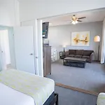 Just Remodeled Ocean View Waikiki Banyan Penthouse! Free Parking!