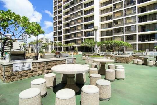 Just Remodeled Ocean View Waikiki Banyan Penthouse! Free Parking! *
