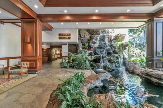 Just Remodeled Ocean View Waikiki Banyan Penthouse! Free Parking! Apartment