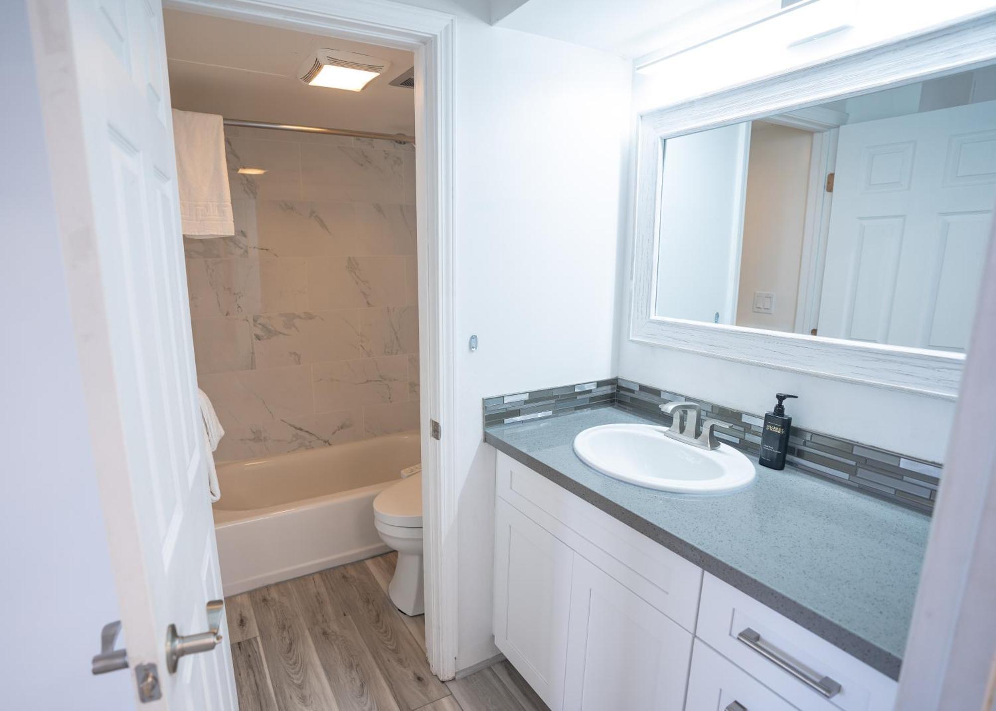Apartment Just Remodeled Ocean View Waikiki Banyan Penthouse! Free Parking!