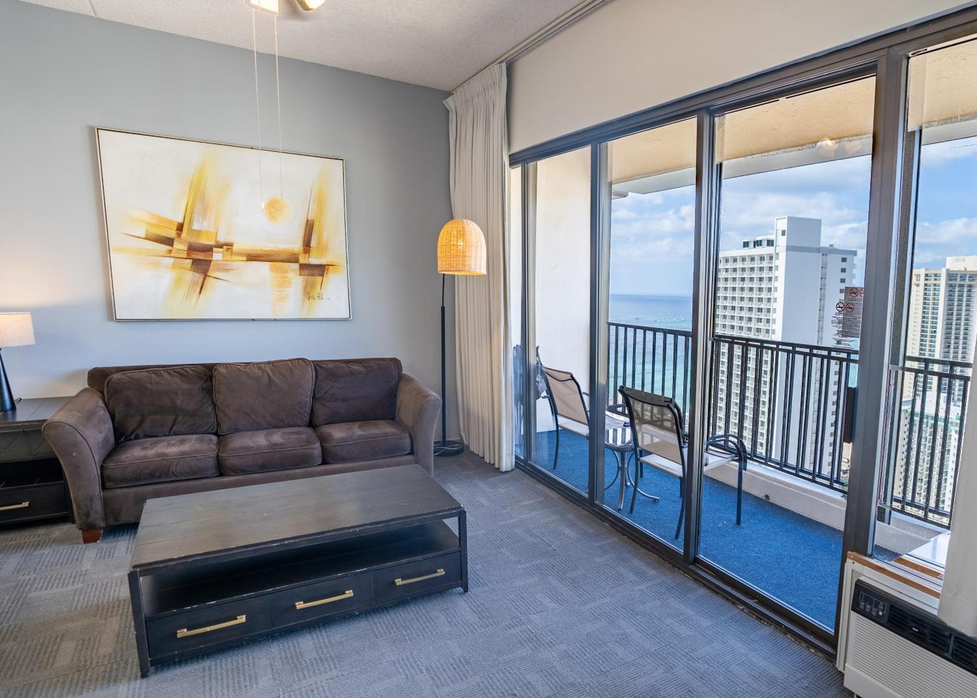 Apartment Just Remodeled Ocean View Waikiki Banyan Penthouse! Free Parking! *