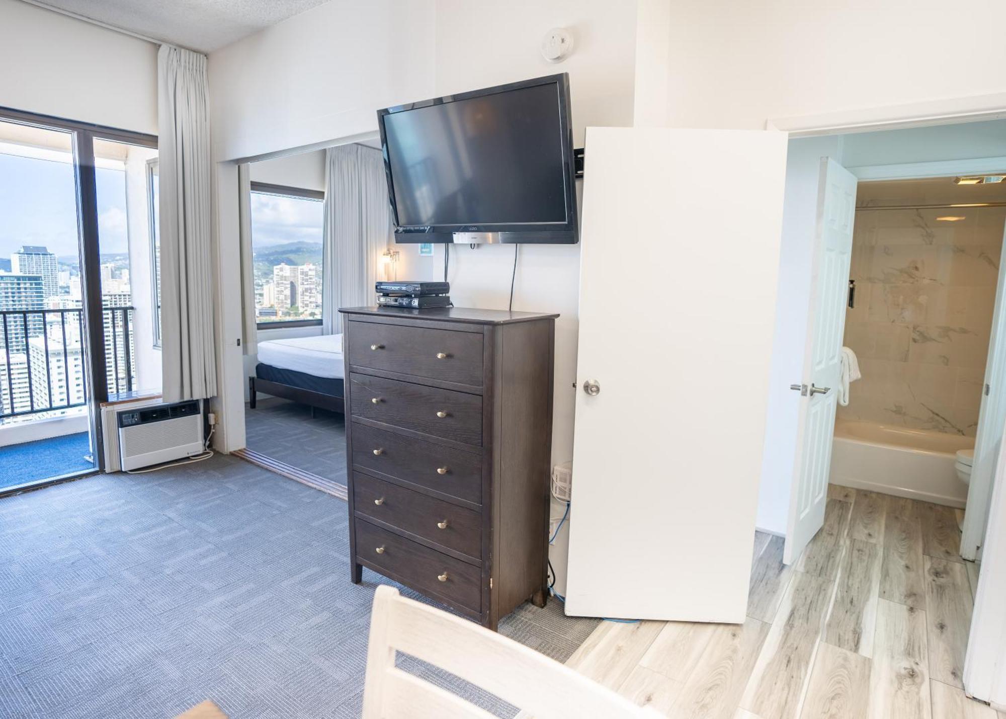 Apartment Just Remodeled Ocean View Waikiki Banyan Penthouse! Free Parking! Honolulu