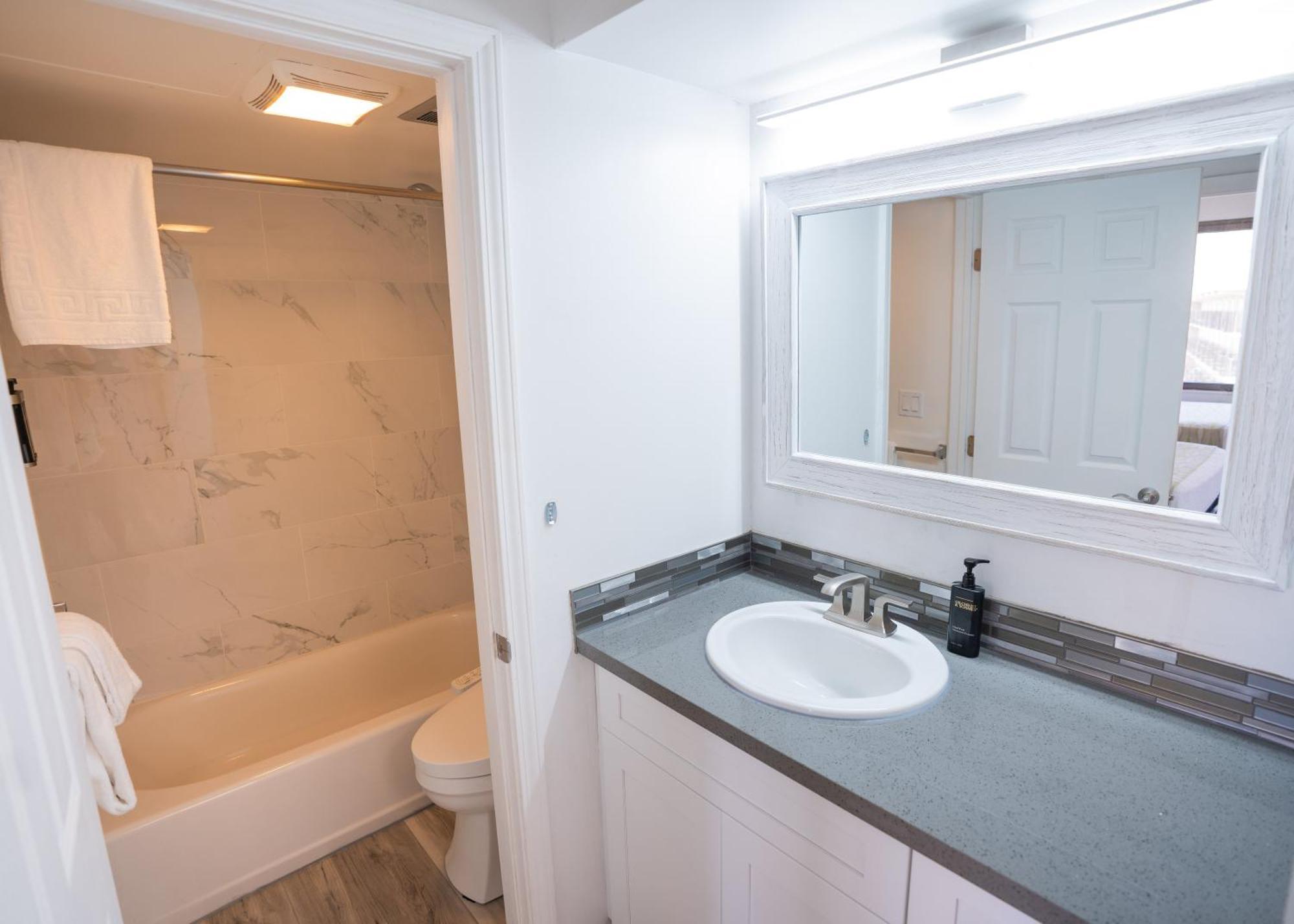 Just Remodeled Ocean View Waikiki Banyan Penthouse! Free Parking! Honolulu