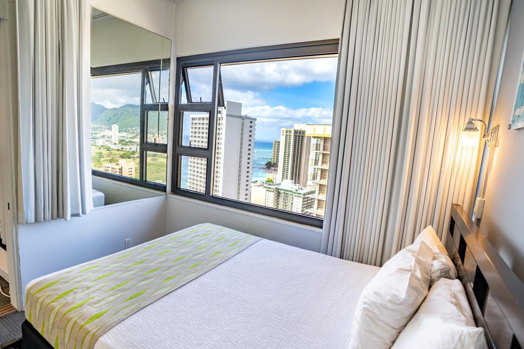 Apartment Just Remodeled Ocean View Waikiki Banyan Penthouse! Free Parking!