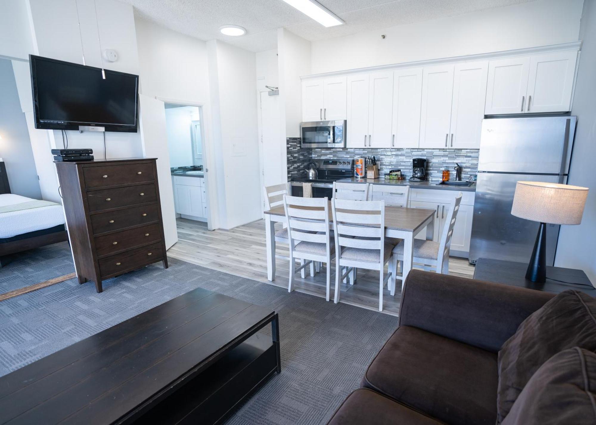 Just Remodeled Ocean View Waikiki Banyan Penthouse! Free Parking! *