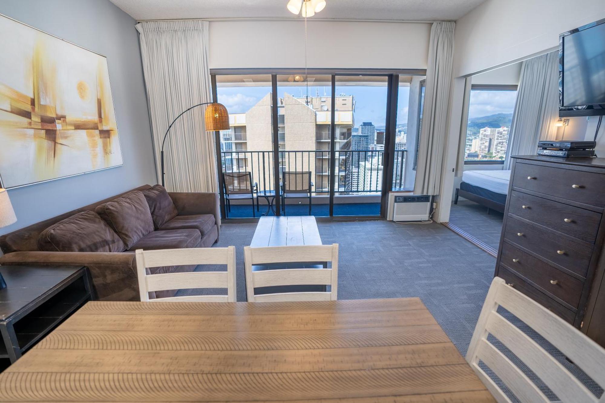 Just Remodeled Ocean View Waikiki Banyan Penthouse! Free Parking!