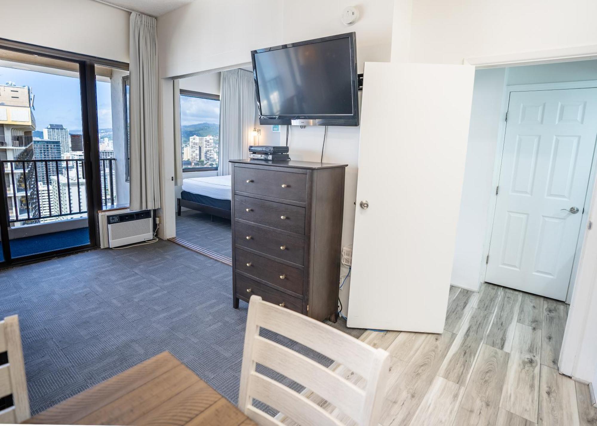 Apartment Just Remodeled Ocean View Waikiki Banyan Penthouse! Free Parking! *