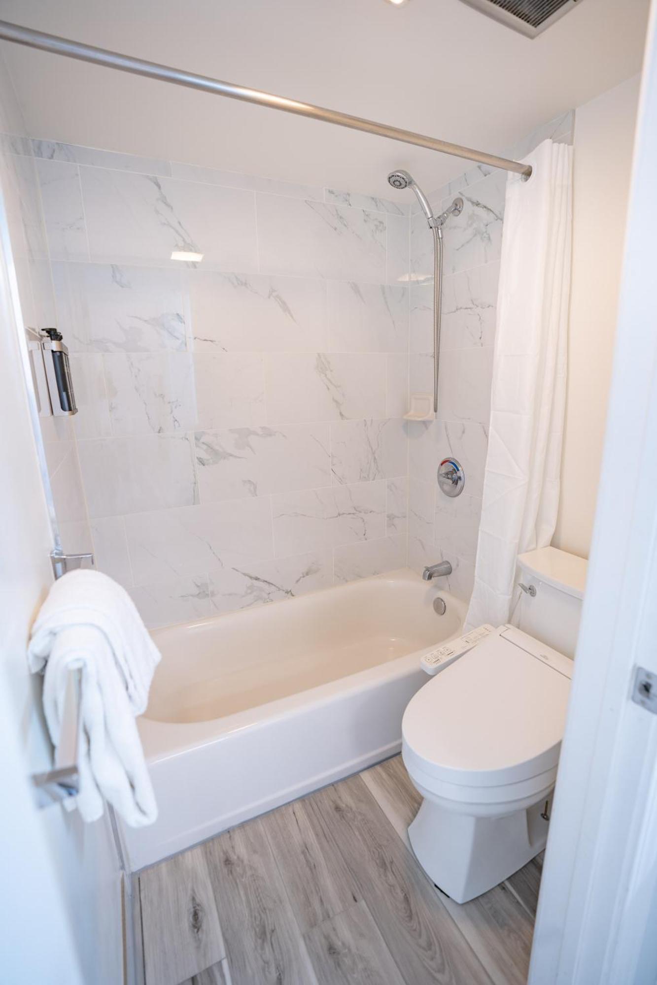 Apartment Just Remodeled Ocean View Waikiki Banyan Penthouse! Free Parking! Honolulu