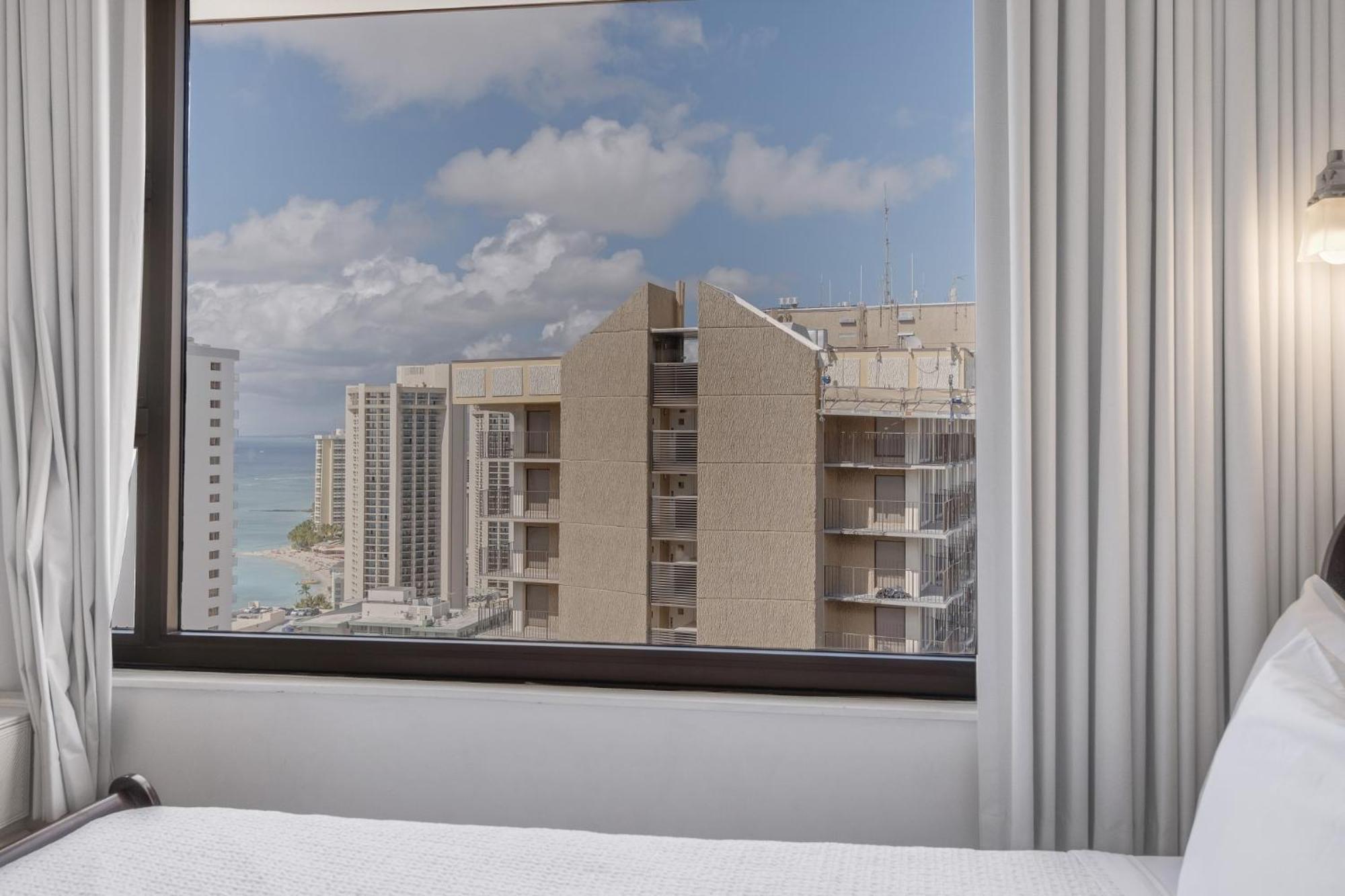 Just Remodeled Ocean View Waikiki Banyan Penthouse! Free Parking! * Honolulu