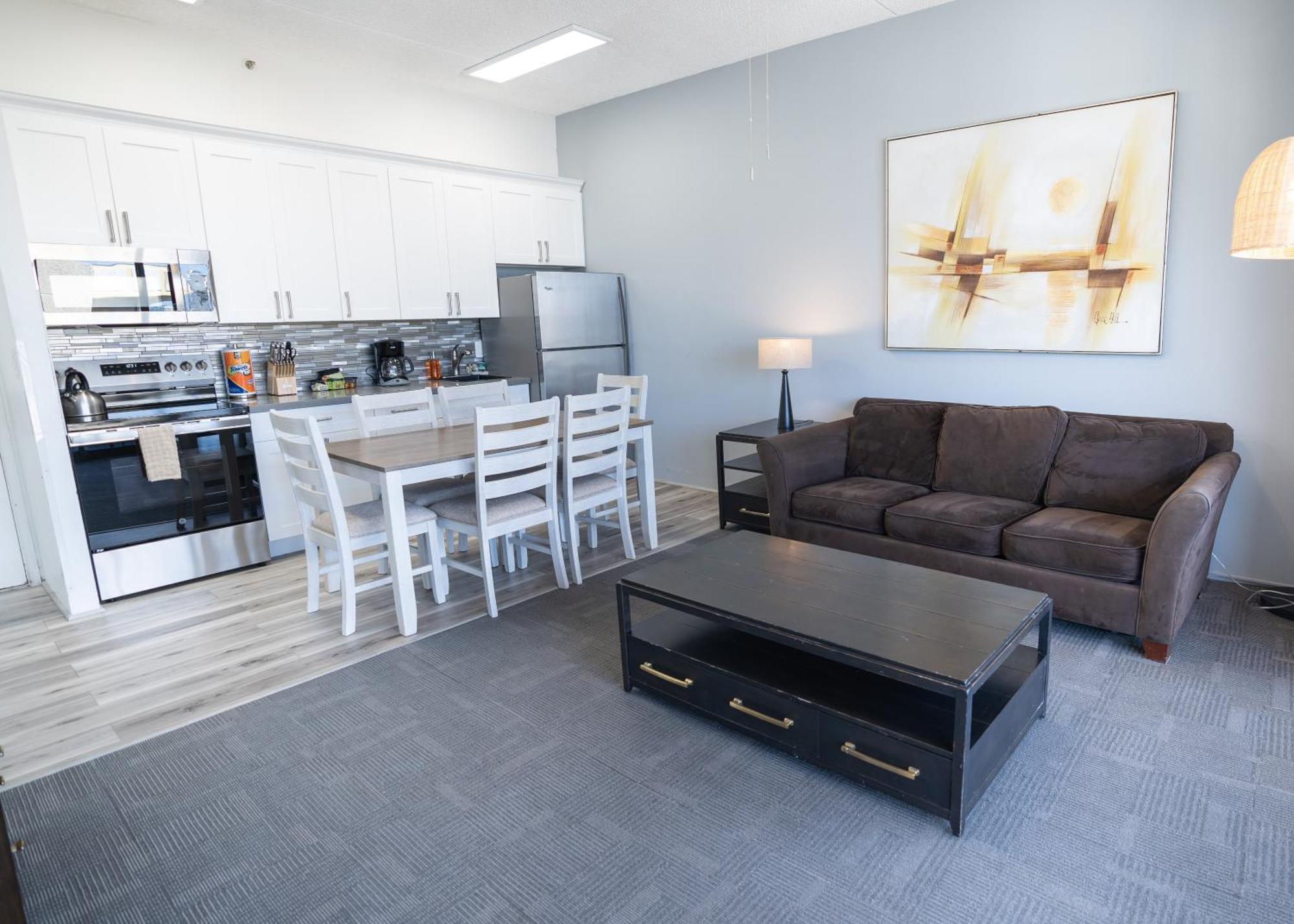 Just Remodeled Ocean View Waikiki Banyan Penthouse! Free Parking!