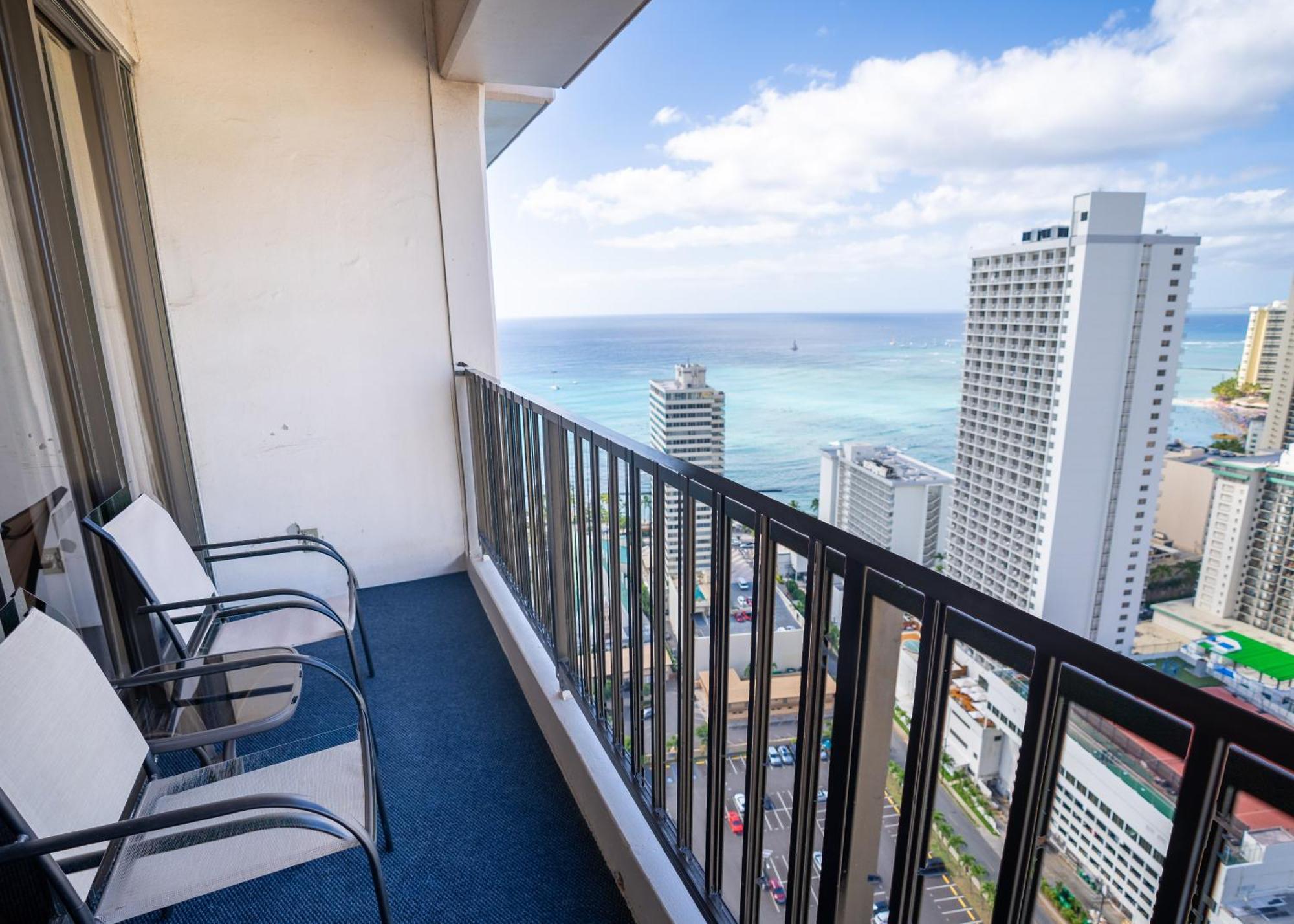 Just Remodeled Ocean View Waikiki Banyan Penthouse! Free Parking! Honolulu