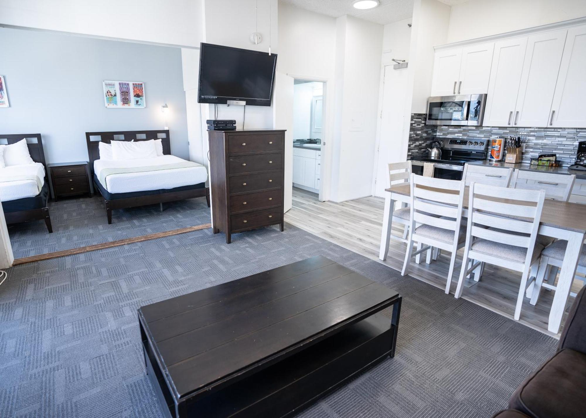Just Remodeled Ocean View Waikiki Banyan Penthouse! Free Parking! Honolulu